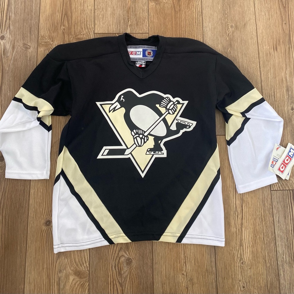 Vintage youth Penguins hockey jersey with tags.